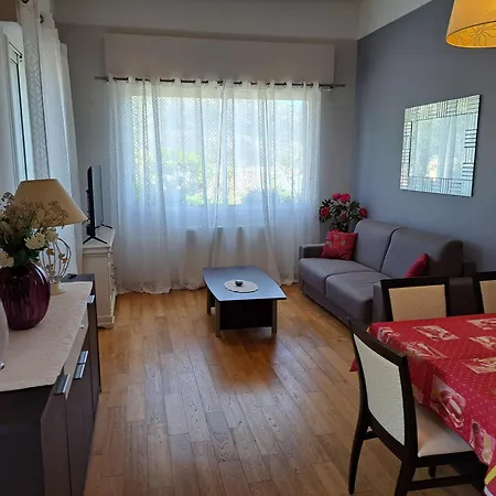 Mireille Apartment Carros
