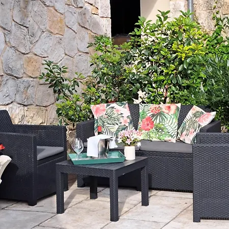 Mireille Apartment Carros